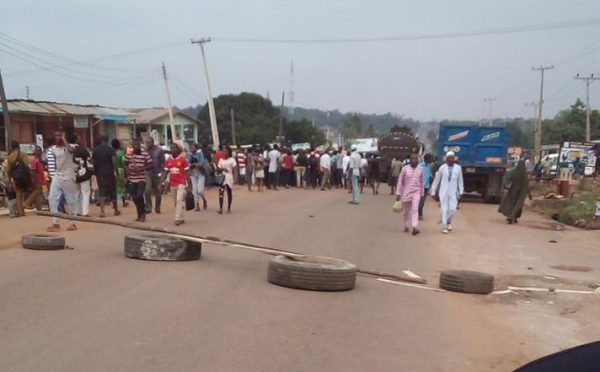 One of the several roadblocks erected by FUNAAB students