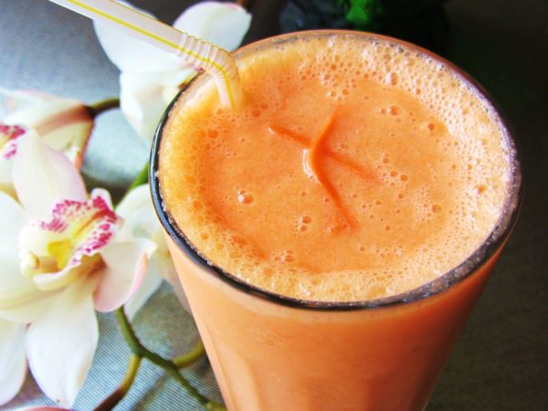 Carrot and pineapple smoothie