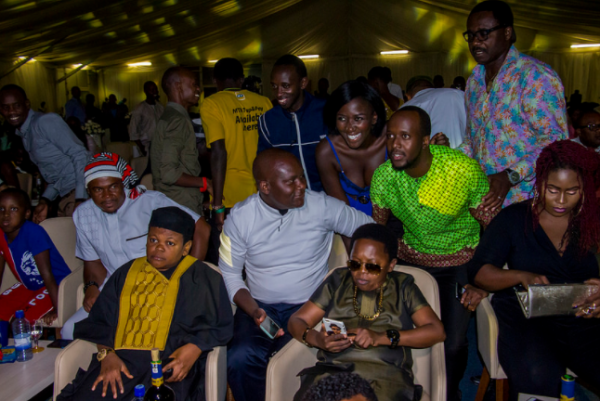 For the umpteenth time, fans swarm Aki and Paw Paw while the gala was ongoing