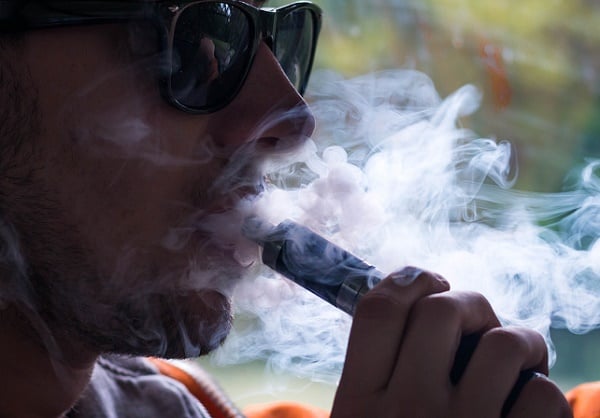 Medical experts link mysterious lung diseases to vaping
