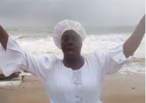 ‘God my country is dying’ -- Iya Rainbow prays for Nigeria at the beach