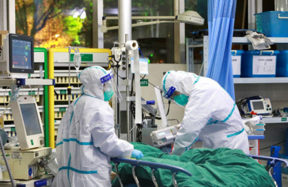 Medical staff treat a coronavirus patient at Zhongnan hospital, Wuhan University © China Daily/Reuters