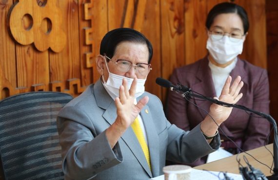 Lee Man-hee, the founder of the Shincheonji Church of Jesus in South Korea, has apologised over allegations that his members facilitated the spread of coronavirus