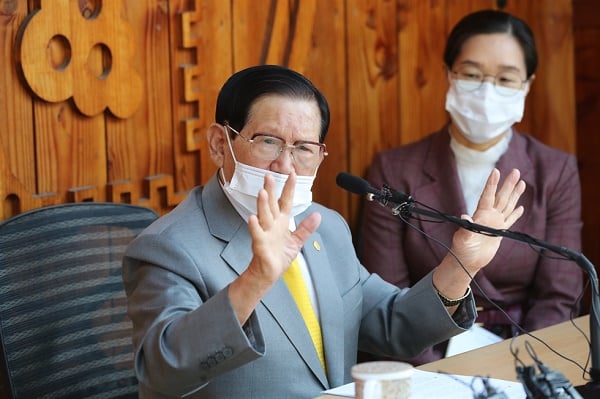 Lee Man-hee, the founder of the Shincheonji Church of Jesus in South Korea, has apologised over allegations that his members facilitated the spread of coronavirus