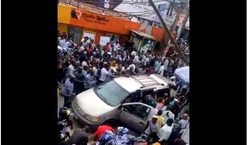 VIDEO: Chaos as mob confronts SARS officials at Computer Village