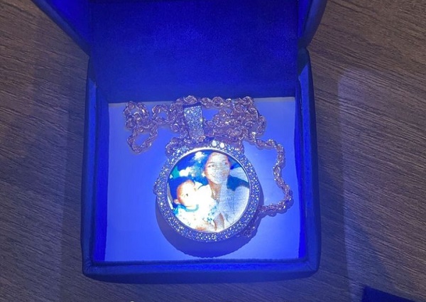 Chioma gifts Davido beautiful necklace on 38th birthday