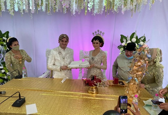 COVID-19: Couple stages 10,000 people drive-thru wedding in Malaysia