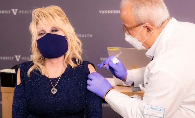 Dolly Parton sings 'Jolene' rewrite before getting COVID-19 vaccine