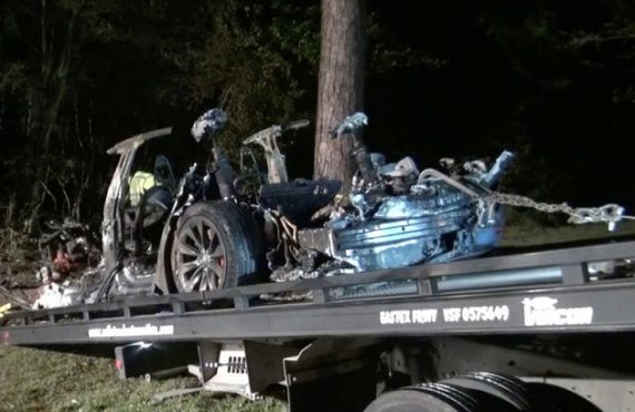 Two dead as 'driverless' Tesla car crashes in Texas
