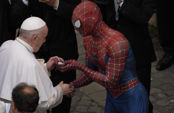 EXTRA: 'Spider-Man' meets Pope Francis, gifts him Marvel face mask