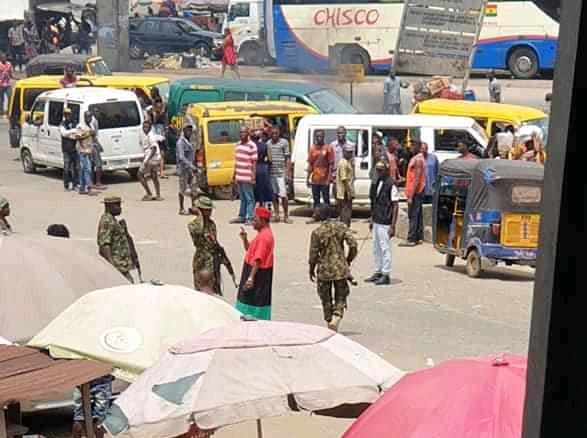VIDEO: Soldiers intercept Chiwetalu Agu for wearing Biafra outfit