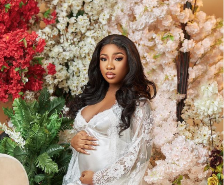 Mo’Cheddah announces pregnancy with baby bump
