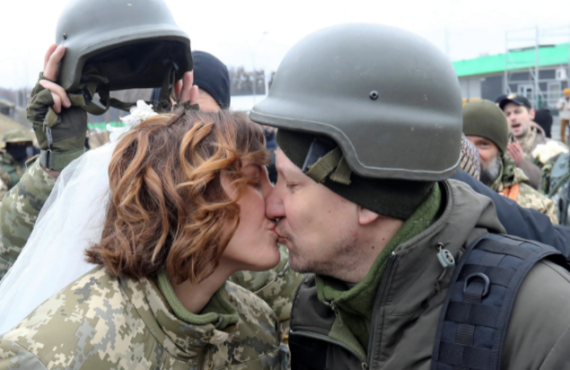 VIDEO: Ukrainian soldiers wed on the frontline of war