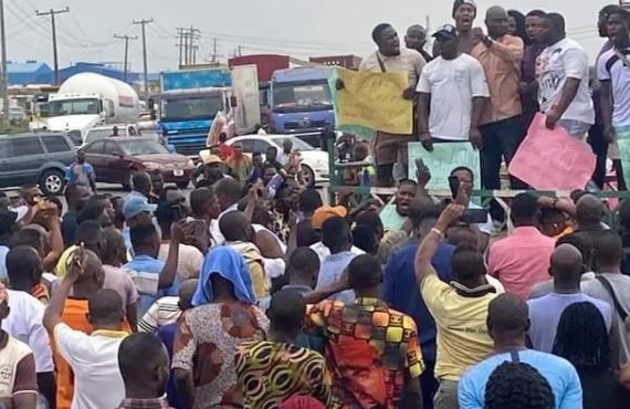 ASUU strike: Students protest, block Lagos-Ibadan expressway