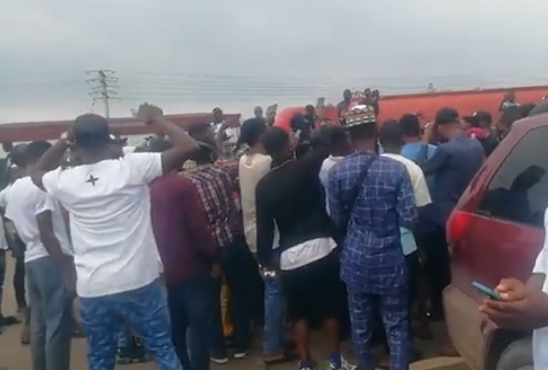 Gridlock as students block Lagos-Ibadan express to protest ASUU strike