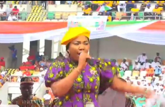 VIDEO: Mercy Chinwo thrills audience at PDP rally in Uyo