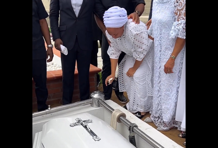 VIDEO: Tears as Sammie Okposo is buried in Lagos