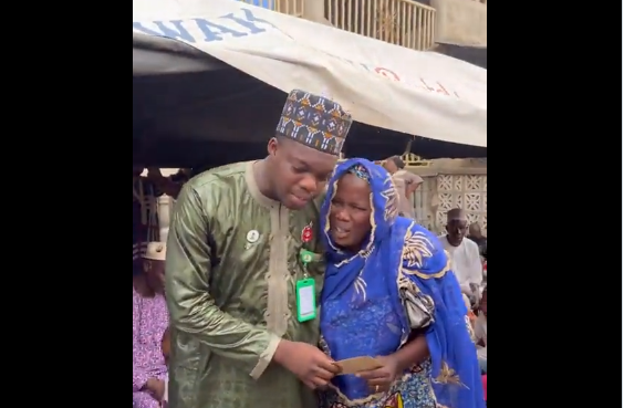 Cute Abiola donates first salary as Abdulrazaq's aide to old women, widows