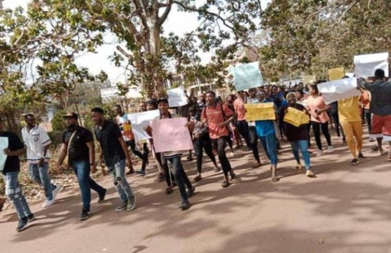 Photo of students protesting at UNN