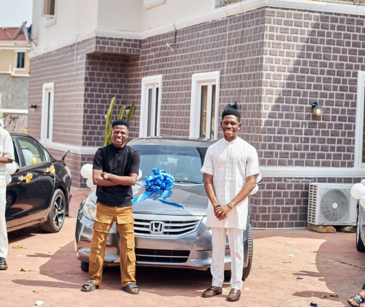PHOTOS: Moses Bliss gifts cars to three label signees