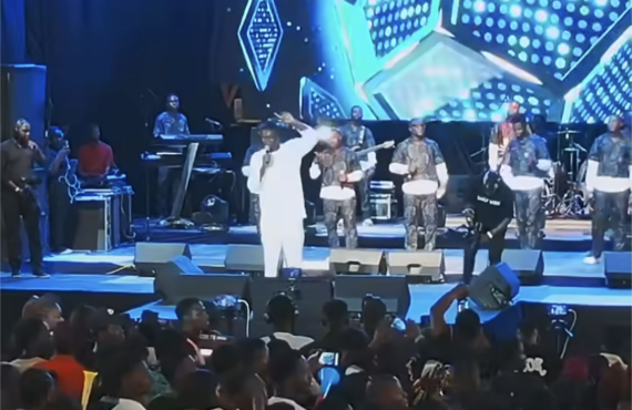 VIDEO: Bidemi Olaoba thrills crowd at Lagos concert