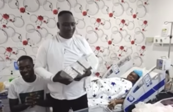 VIDEO: Fufeyin gifts N2.5m to parents of sextuplets