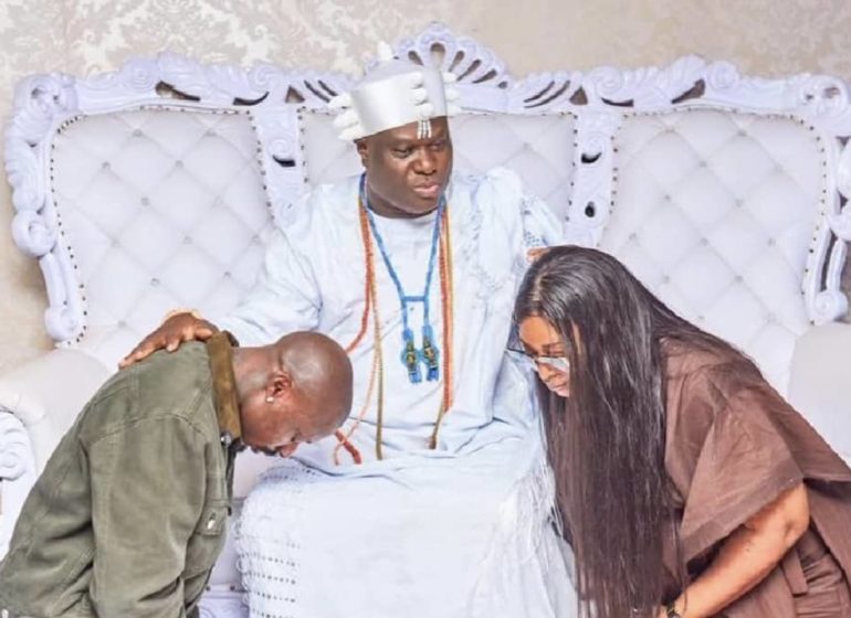 Ooni hosts Asake, his mum at palace